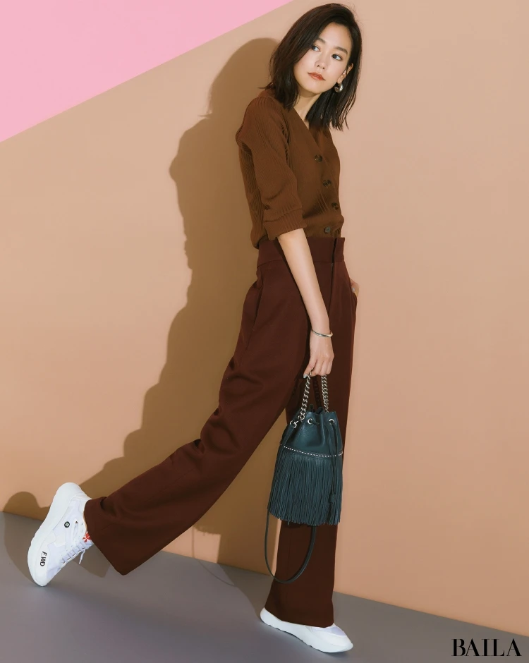 ハイテクスニーカーの大人の履き方 パンツ派はクリアな白で軽快に見せる Happy Plus One ハピプラワン