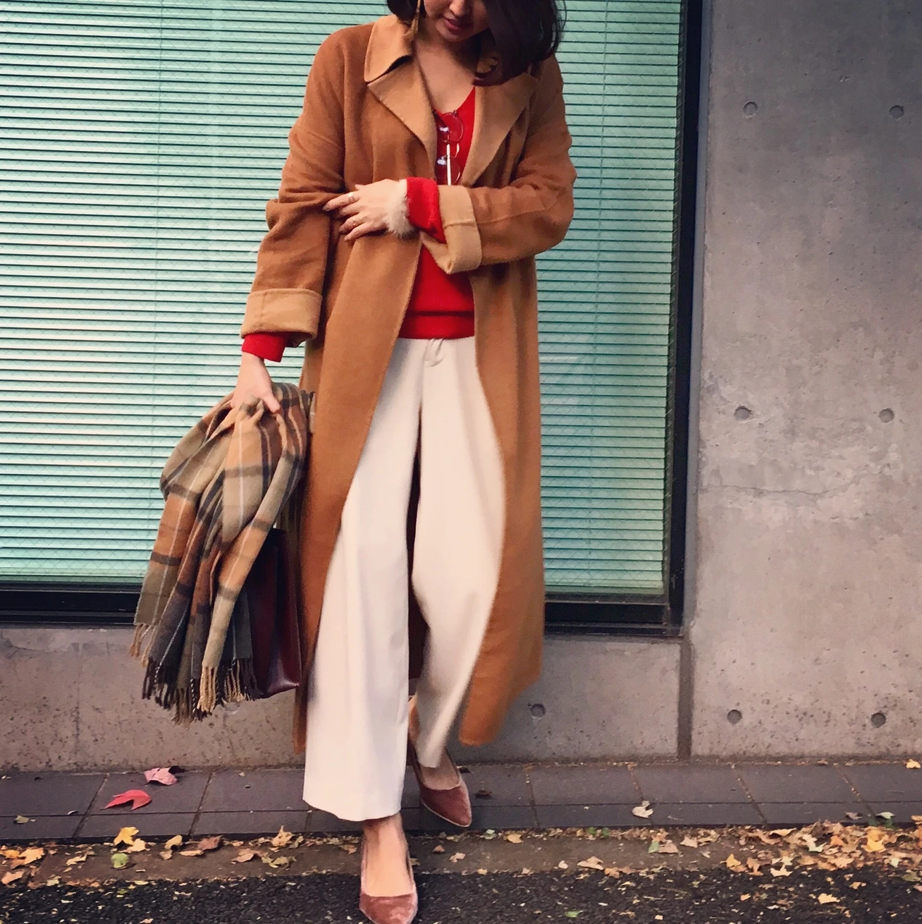 しまむら赤ニット×ZARAのロングコート。