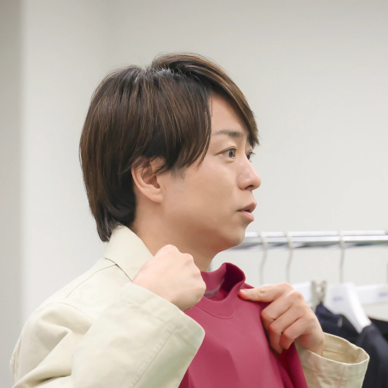 【BAKUNE（バクネ）】櫻井翔さんとのコラボが実現！リラックスタイムにフィットする「特別な赤」を纏うウエアが8月18日予約開始
