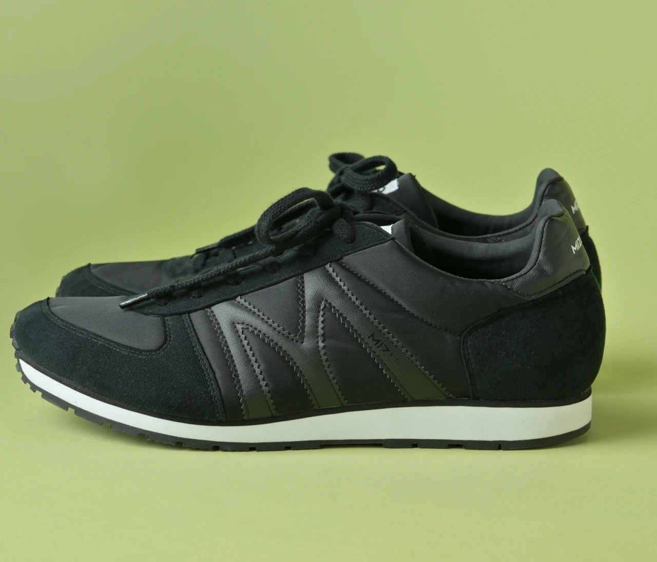 歩きやすくて疲れない！ 軽やかにフィットする「ミズノ」の薄底スニーカー【きれいめ服に似合う黒スニーカー】