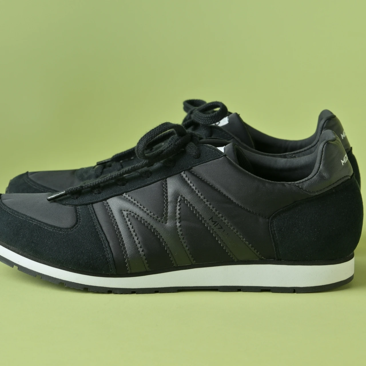 歩きやすくて疲れない！ 軽やかにフィットする「ミズノ」の薄底スニーカー【きれいめ服に似合う黒スニーカー】