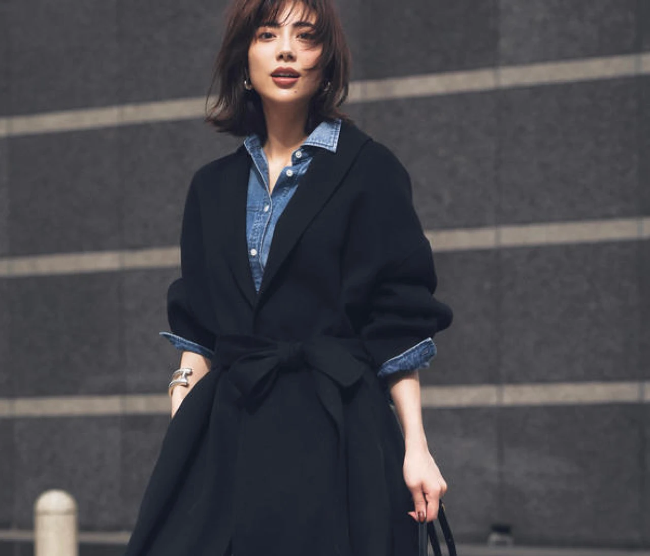 【スニーカーコーデ】きれいめ派の味方はクリーンな白のハイテクスニーカー【BAILA今日のコーデ】