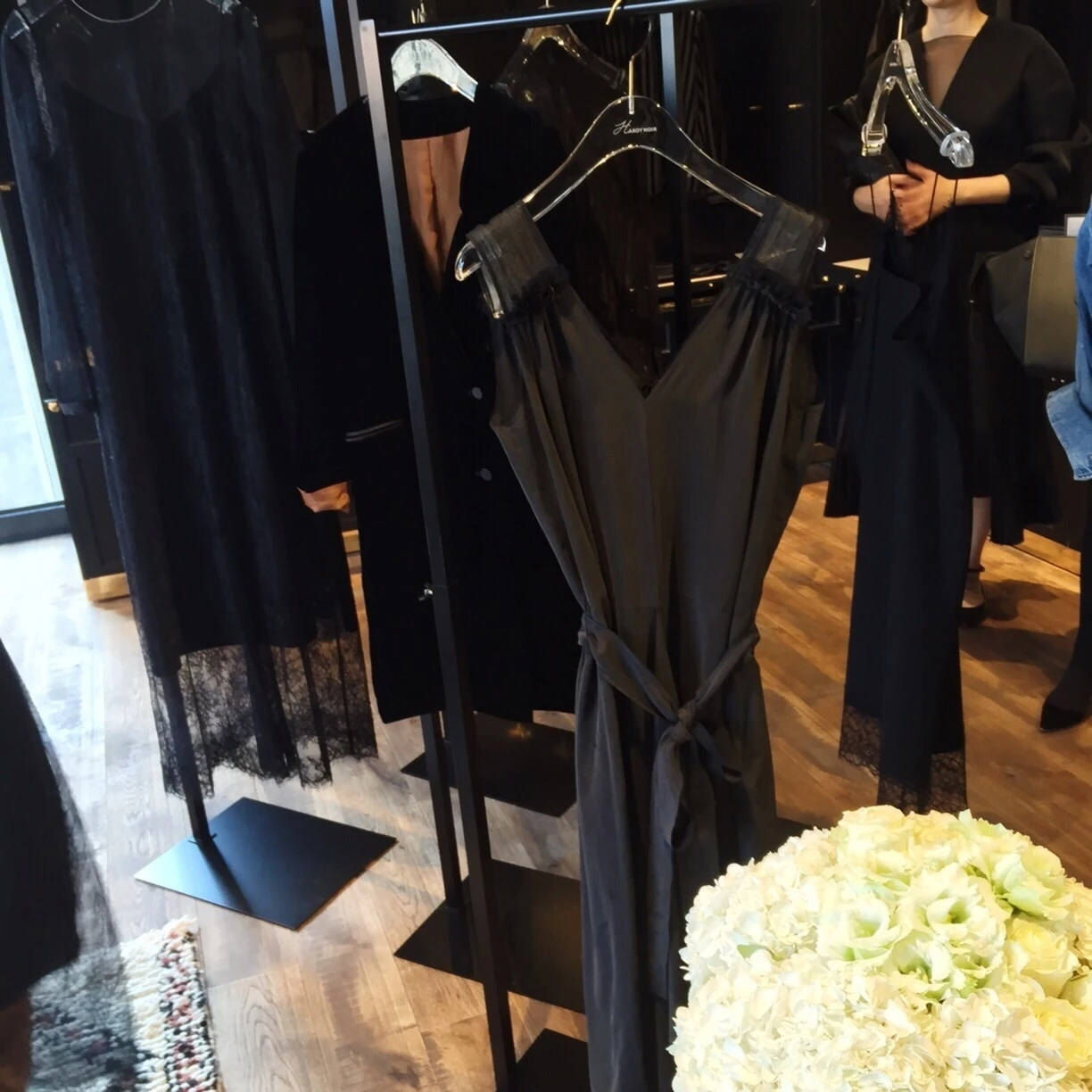 お呼ばれ服買うならここ!「黒」がテーマの「HARDY NOIR」