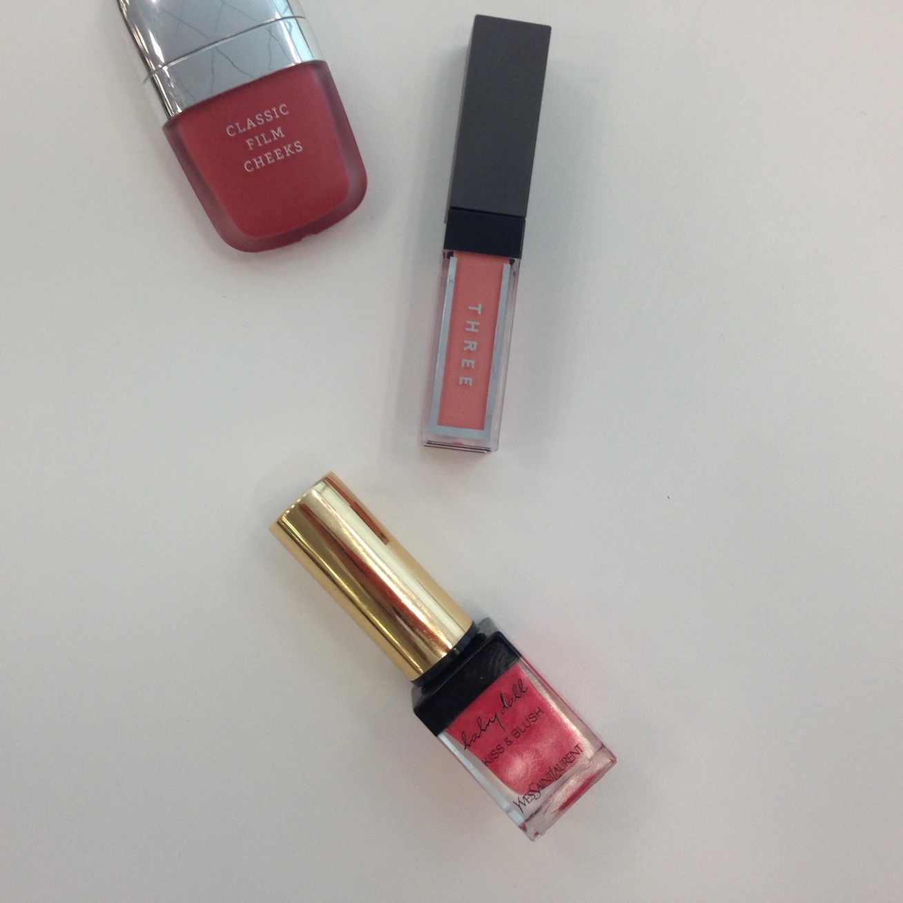 男子の好きなメイク感のないチークは、THREEやYSLのホイップ、RMKのウォーターベースがいいみたい。