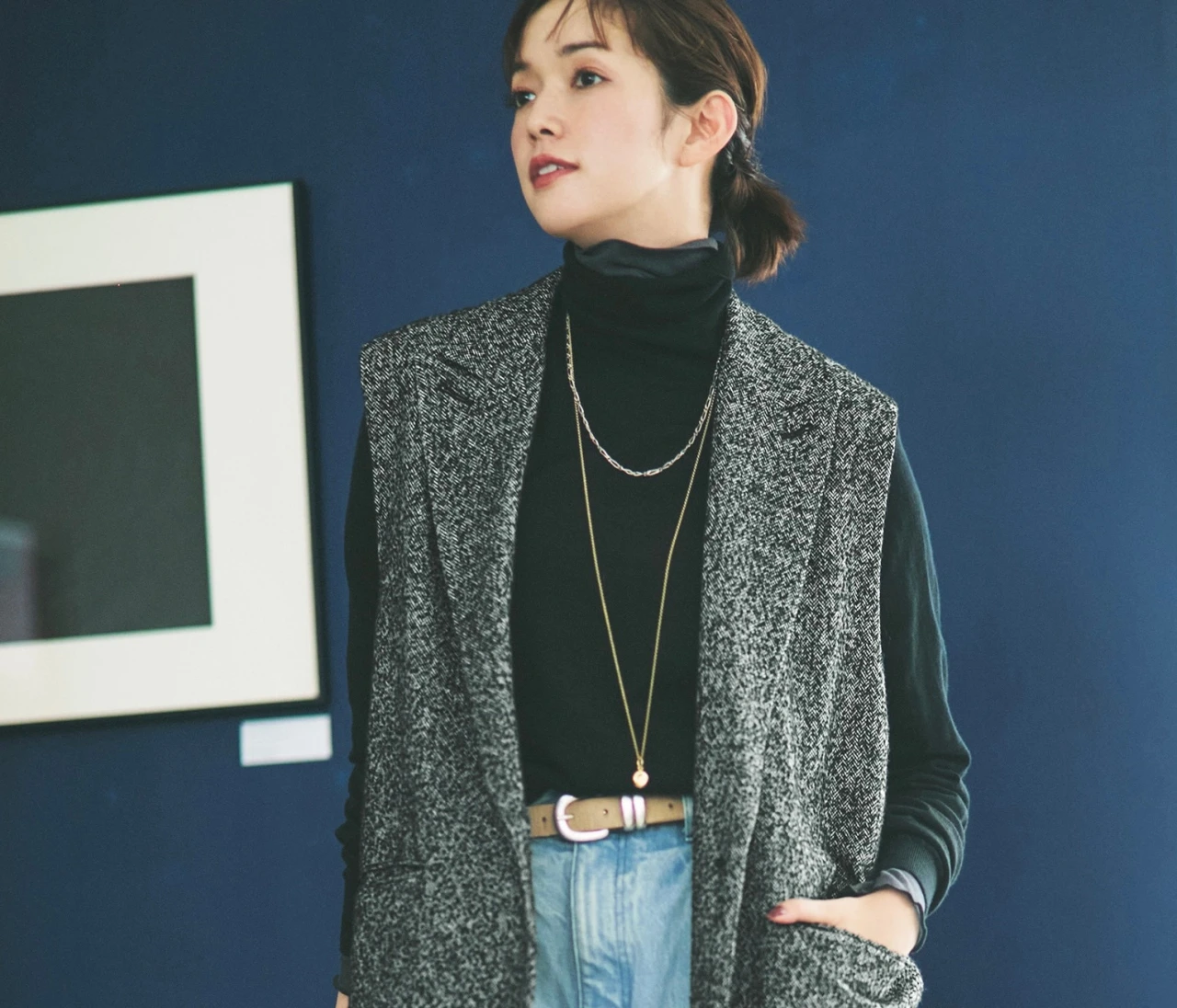 【ロングジレコーデ】タートル×デニムを着流しジレでモダンにアップデート【BAILA今日のコーデ】