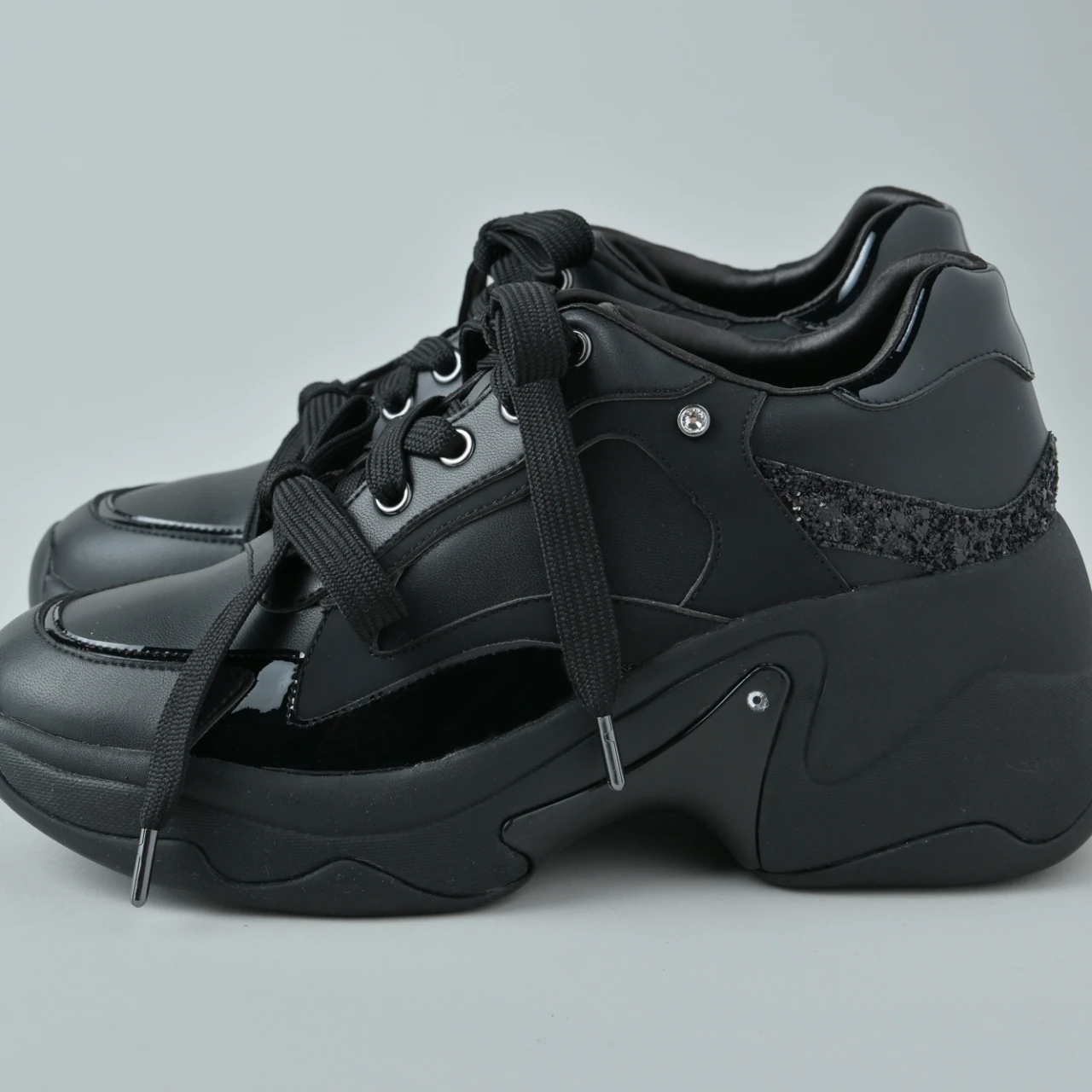 甘めスタイルに好相性！ 美脚見えも叶える「プラス ダイアナ」の厚底スニーカー【きれいめ服に似合う黒スニーカー】