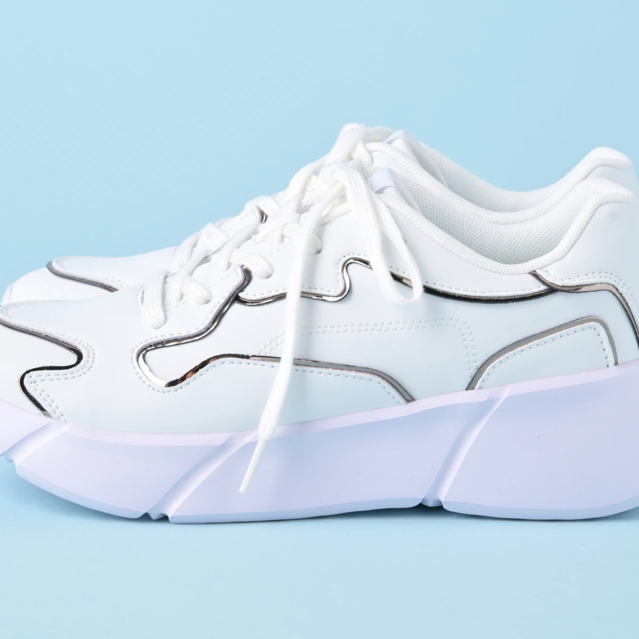 【ORTR(オーアールティーアール) 白スニーカー】着用レビューも! メタリックライン厚底スニーカーは、丸いフォルムでフェミニン派も取り入れやすい「きれいめ服に似合う白スニーカー vol.56」