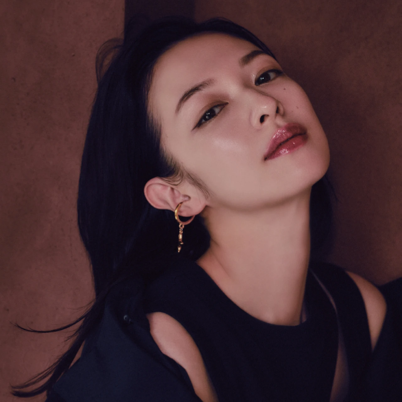 【タンフルリップとは】そのきらめきに視線集中！メタリックボルドーはオーバーリップで魅せる