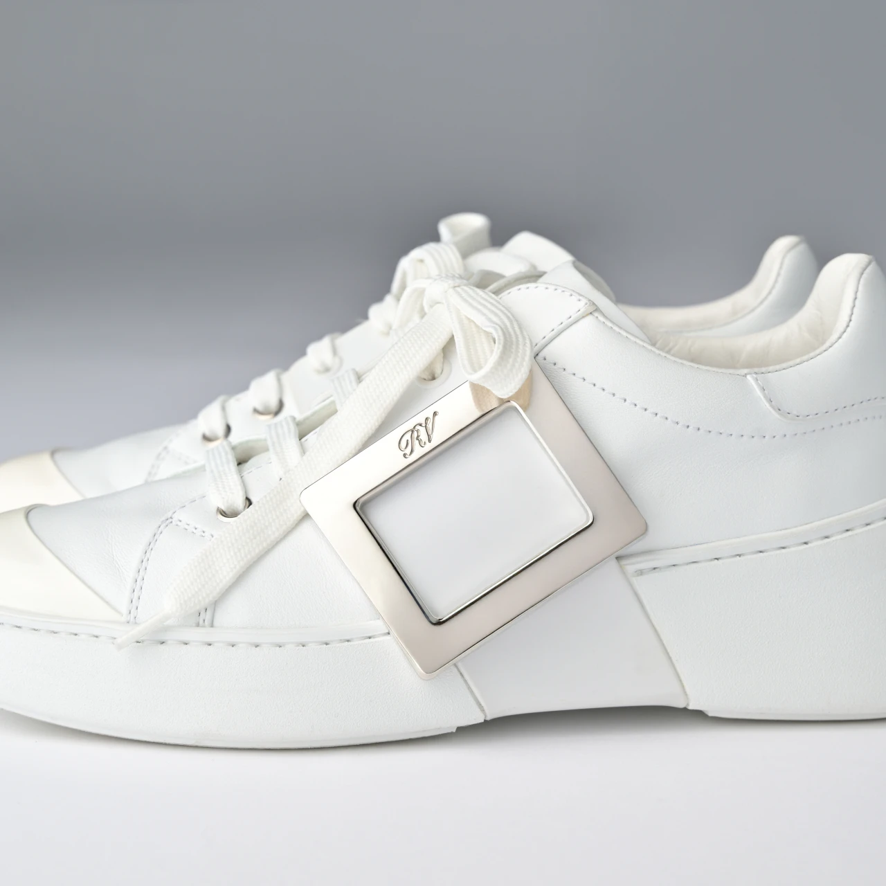 【Roger Vivier(ロジェ ヴィヴィエ) 白スニーカー】着用レビューも! レザースニーカーは、スタイルを格上げするメタルバックルが決め手「きれいめ服に似合う白スニーカー vol.80」