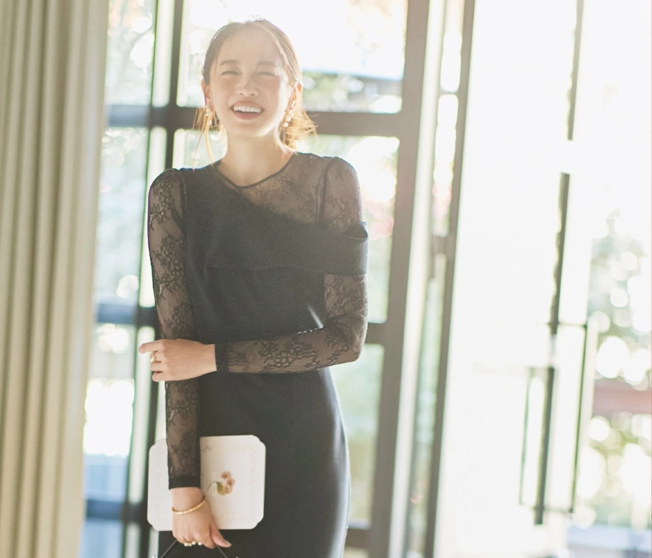 【人気No.1カラー「黒」の結婚式お呼ばれ服】3万円台以下で厳選！レースや刺繍など素材感で差を出して