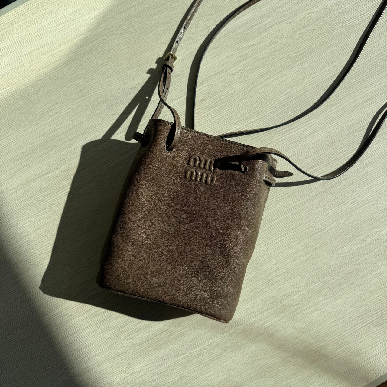 「miu miu」のミニショルダーバッグが、可愛くて軽くて大容量で便利すぎる♡【エディターズピック】