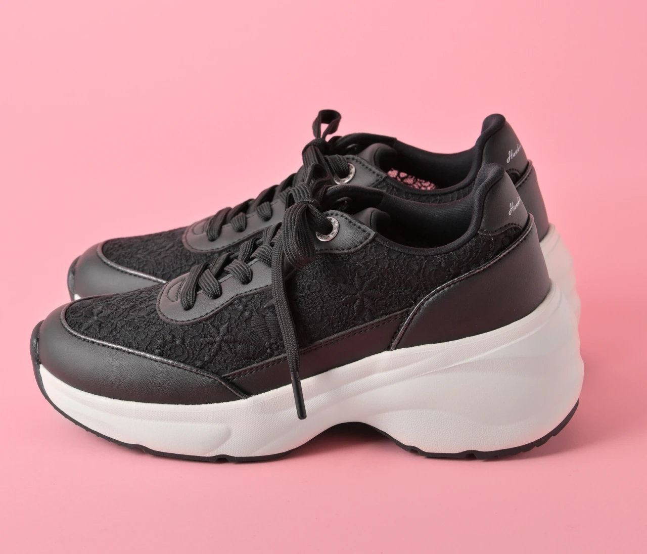 1万円以下！ レースデザインが大人可愛い「ホーキンススポーツ」の厚底スニーカー【きれいめ服に似合う黒スニーカー】
