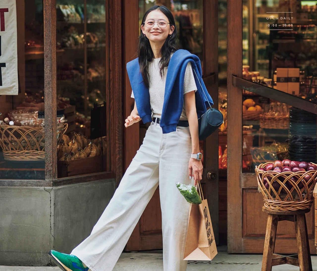 【スニーカーコーデ】定番服がぐっと新鮮に見違えるビビッドカラーを足元に【BAILA今日のコーデ】