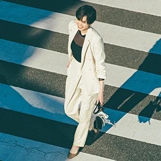 オフィスでは【ベージュ×ブラック】で脱・コンサバ！ メリハリ上手なおしゃれを楽んで