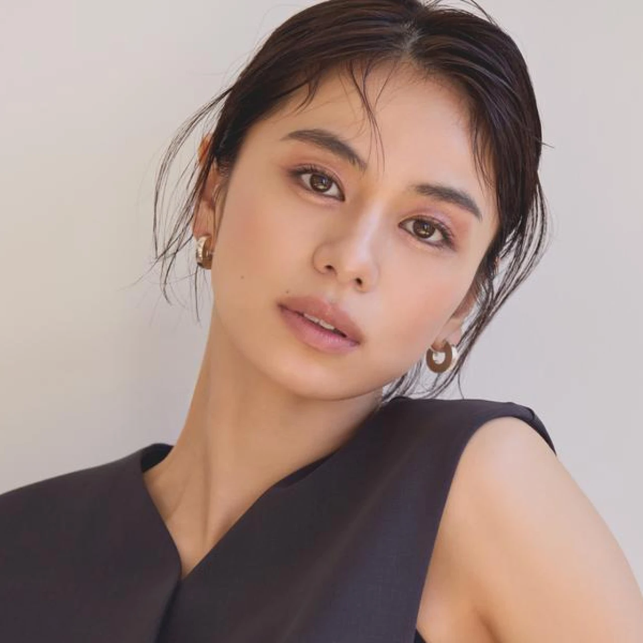 佐藤晴美＆貴島明日香がお手本！ディオール、イヴ・サンローラン、SUQQUの春新作コスメで旬メイク