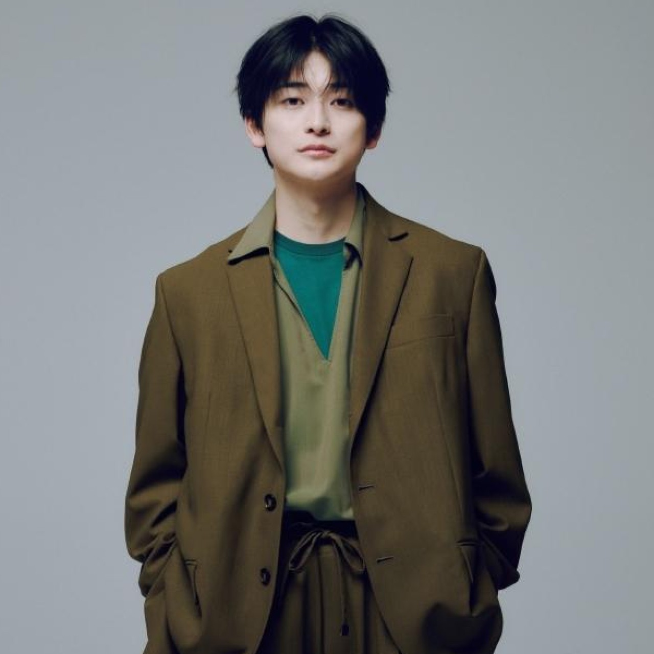 高橋文哉さんインタビュー「静かなまなざしの奥にある、ひたむきな想い」