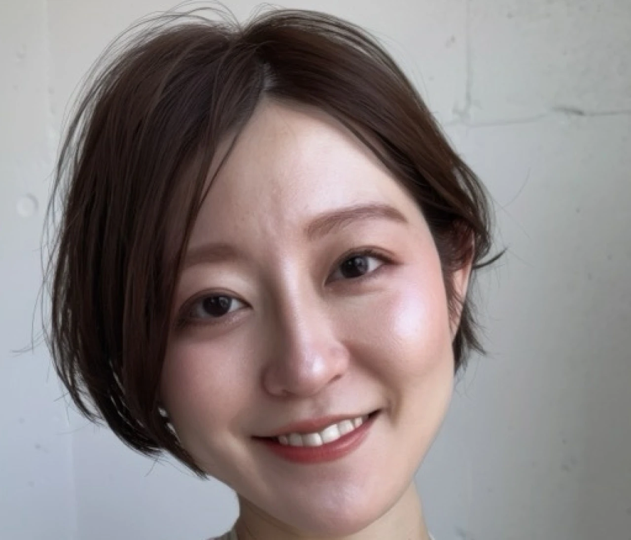 【2026年大人のボブ】髪を耳にかけたときも美しく見えるキュートな前下がりボブ