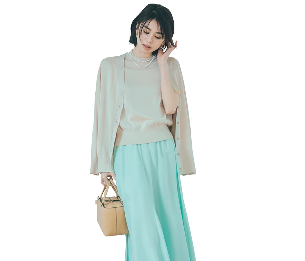 予想最高気温36℃/フワッとカーデの肩かけで媚びない色気をひと振り【BAILA今日のコーデ】