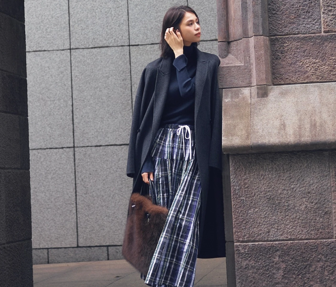 【ふわスカートコーデ】ぴたニット合わせなら仕事の後のデートにも♡【BAILA今日のコーデ】