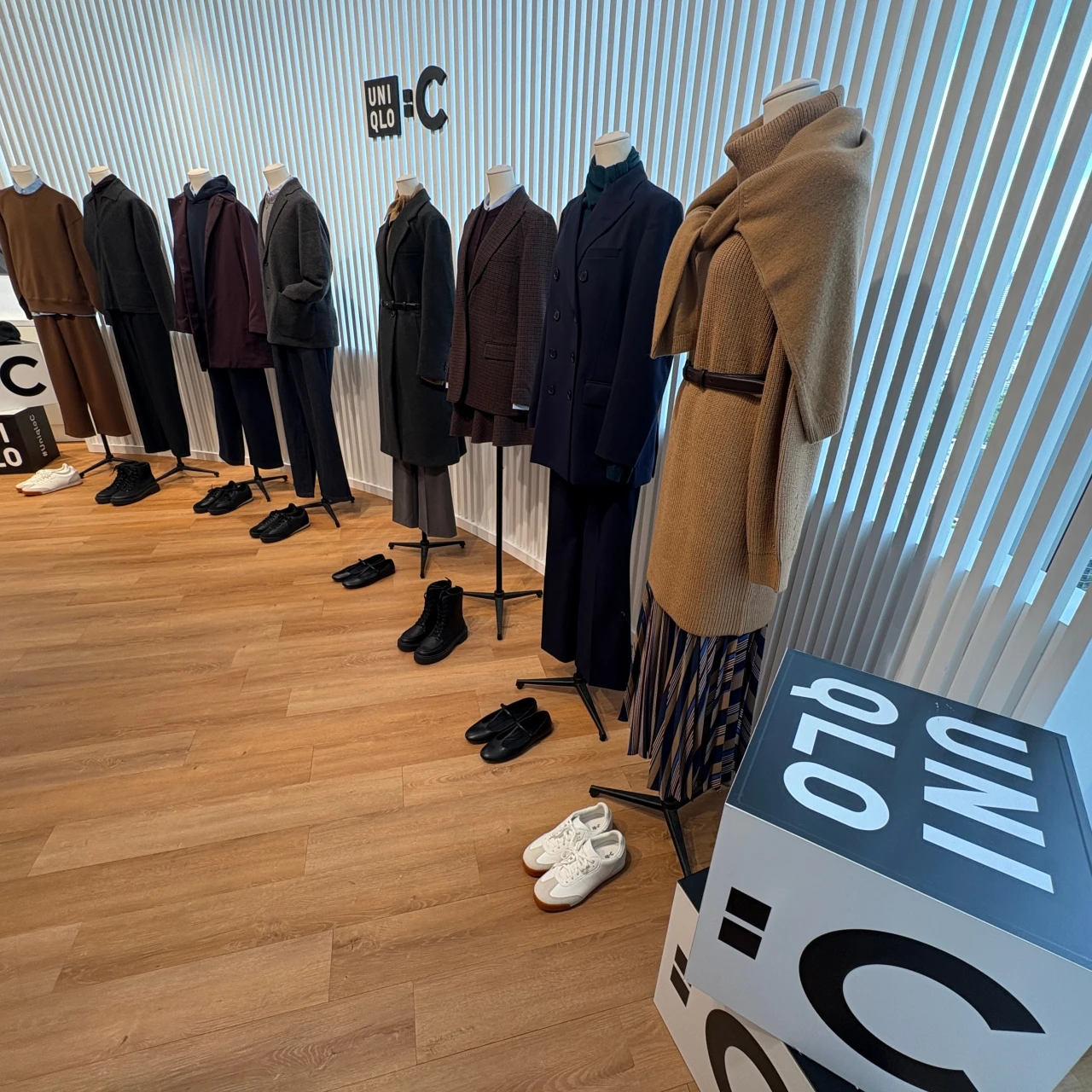 今すぐ使えるものも！【ユニクロ：シー2025年秋冬展示会】働く女性の“即戦力”。シンプルなのにモダンな名品アイテムを試着レビュー！