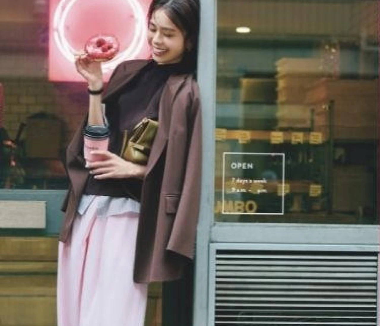 【2026 ピンクの最旬配色コーデ】装いを大人顔に導くピンク×ブラウン、ピンク×ネイビー