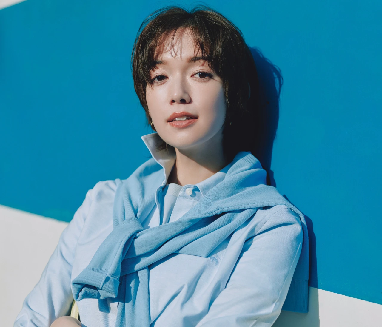 【サックスブルーコーデ】初対面でも好印象を約束するブルーのワントーン【BAILA今日のコーデ】