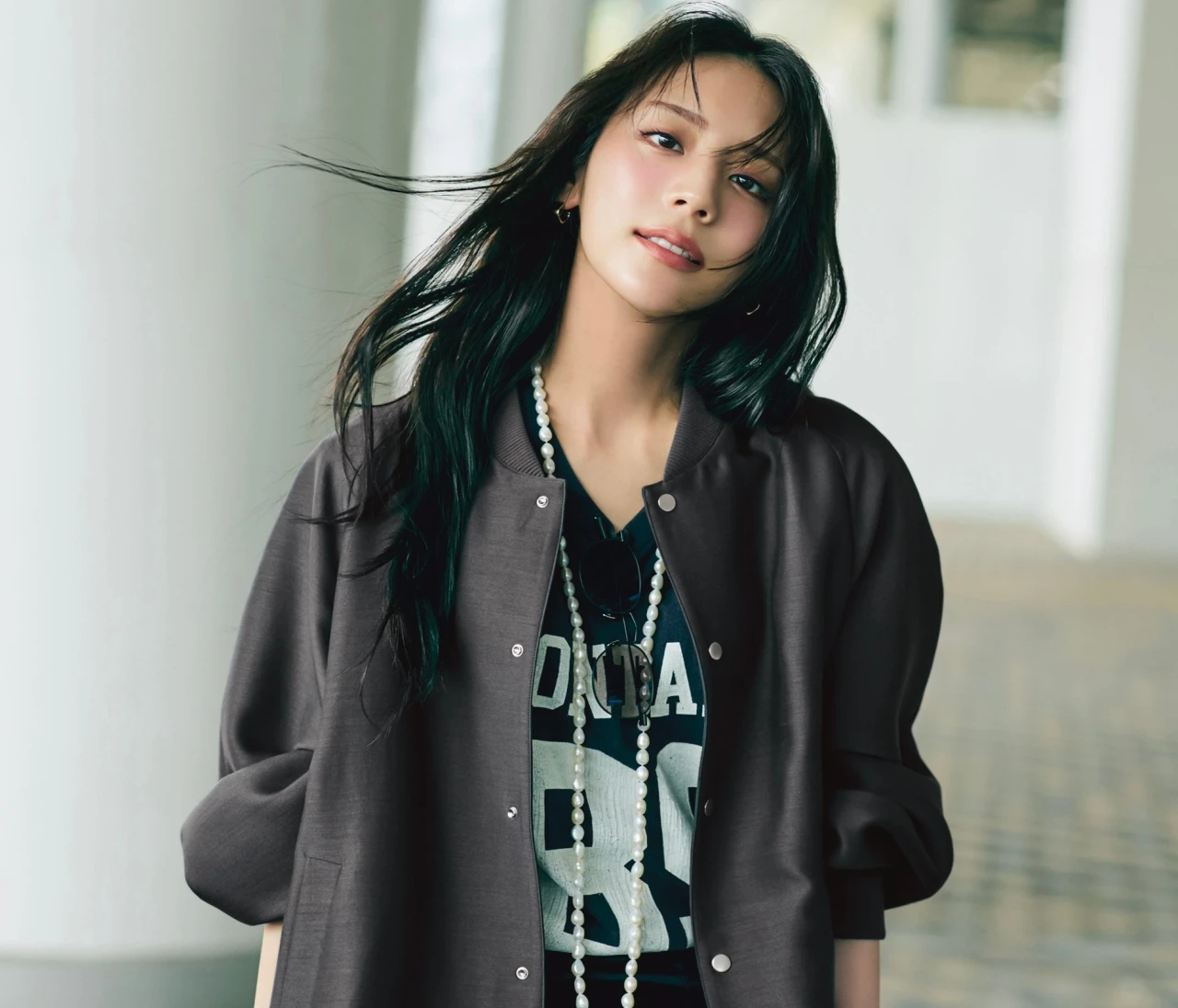 予想最高気温29℃/ブルゾンをゆるっと羽織り、かっこいい色気をまとって【BAILA今日のコーデ】