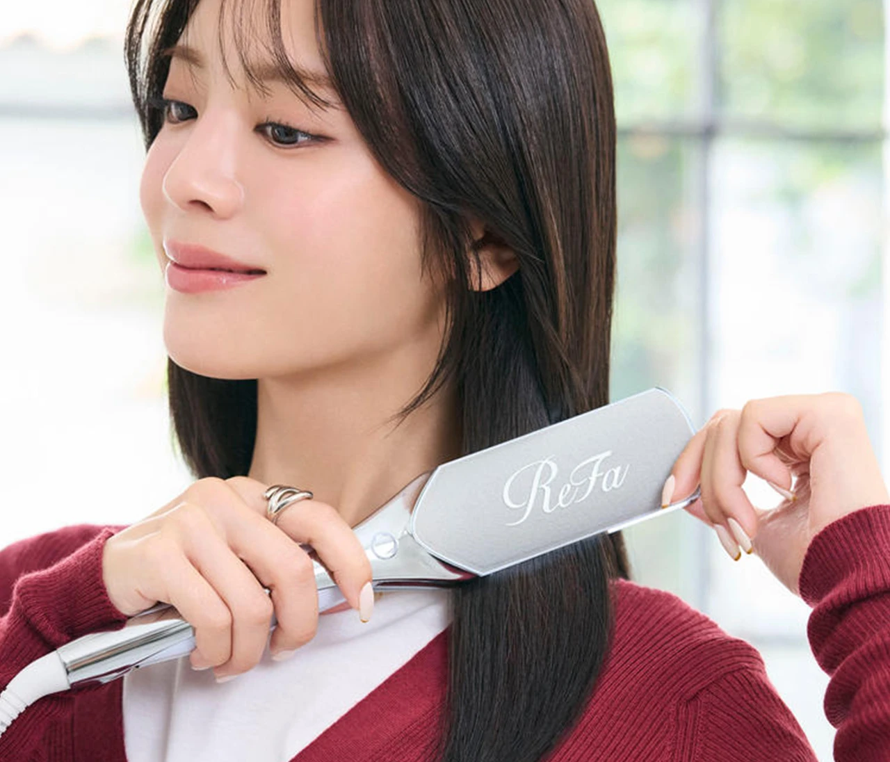 明日香の好印象ヘアの秘訣は、『リファ』の幅広ヘアアイロン!