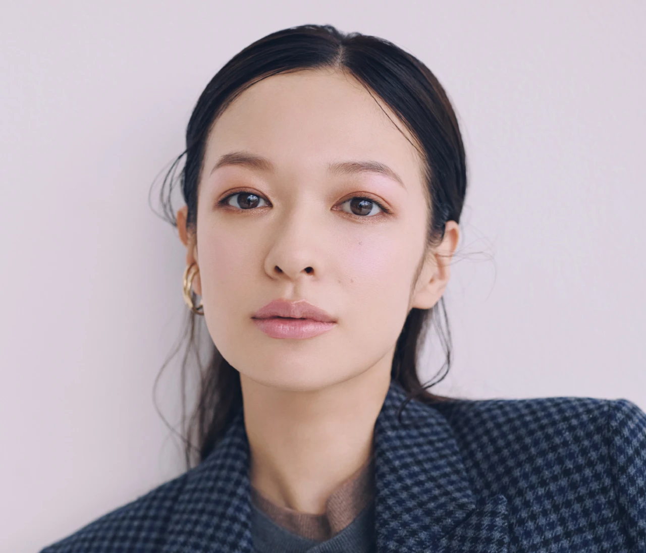 王道のブラウンシャドウ＋ラベンダーのハイライトで透明感を【大人の秋の“多幸感”メイク】