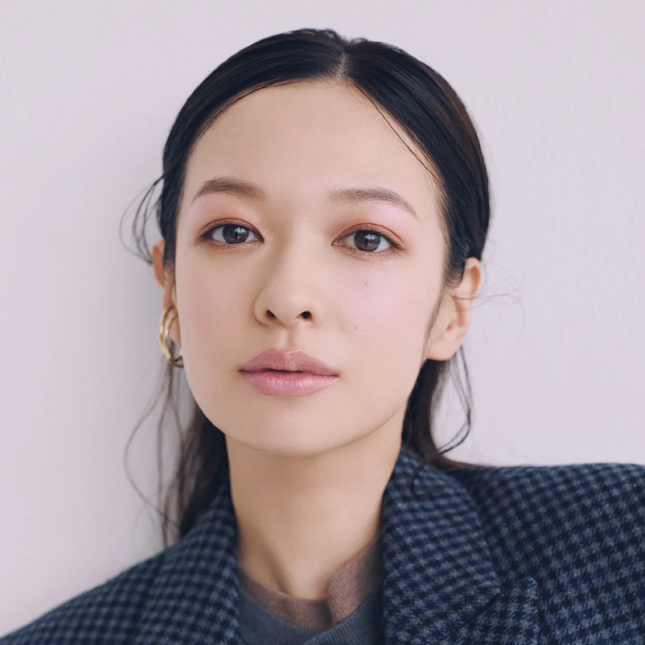 王道のブラウンシャドウ＋ラベンダーのハイライトで透明感を【大人の秋の“多幸感”メイク】