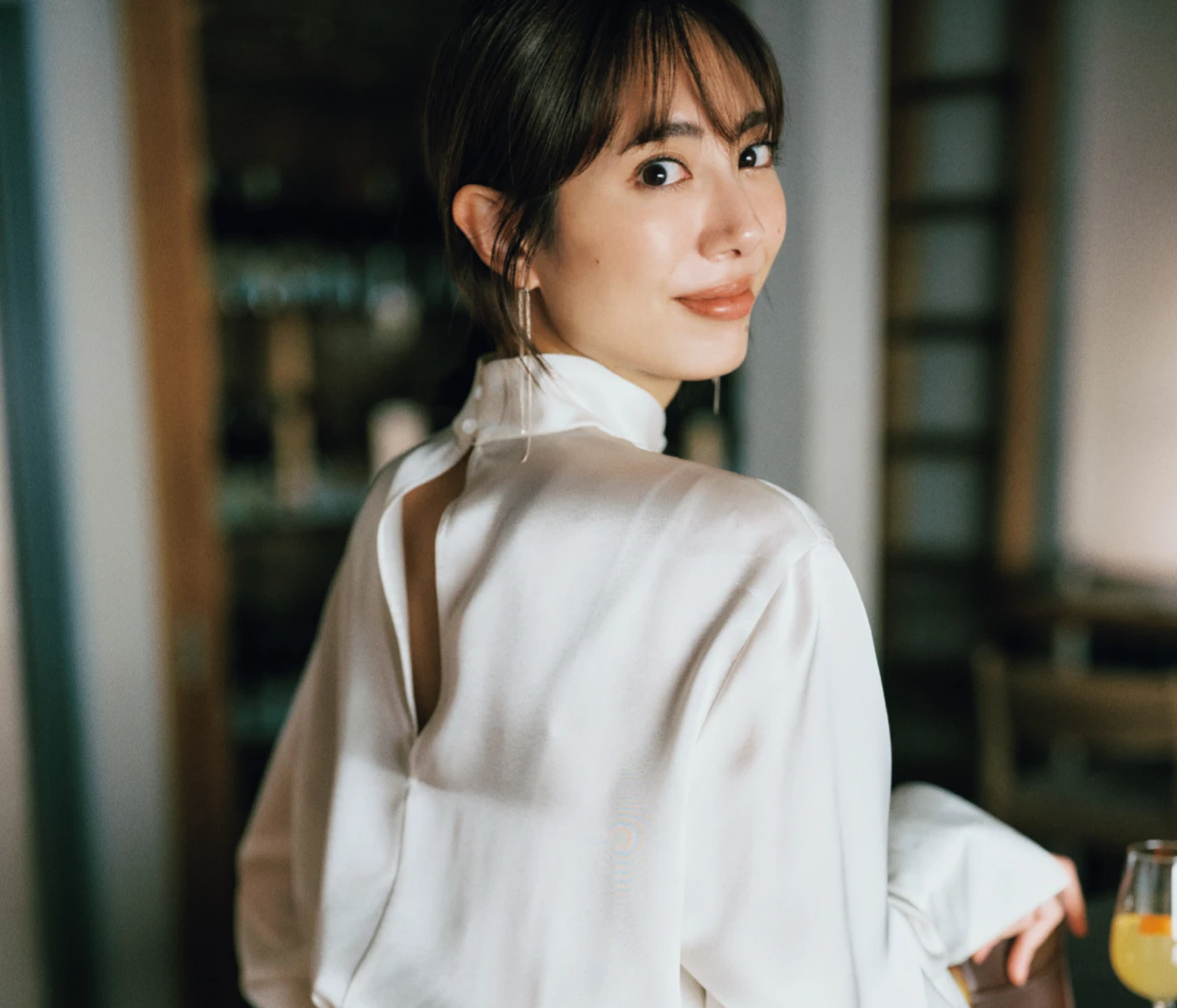 「大人の肌見せ」のさじ加減って？ スマートな色気を出す“背中見せ”の取り入れ方