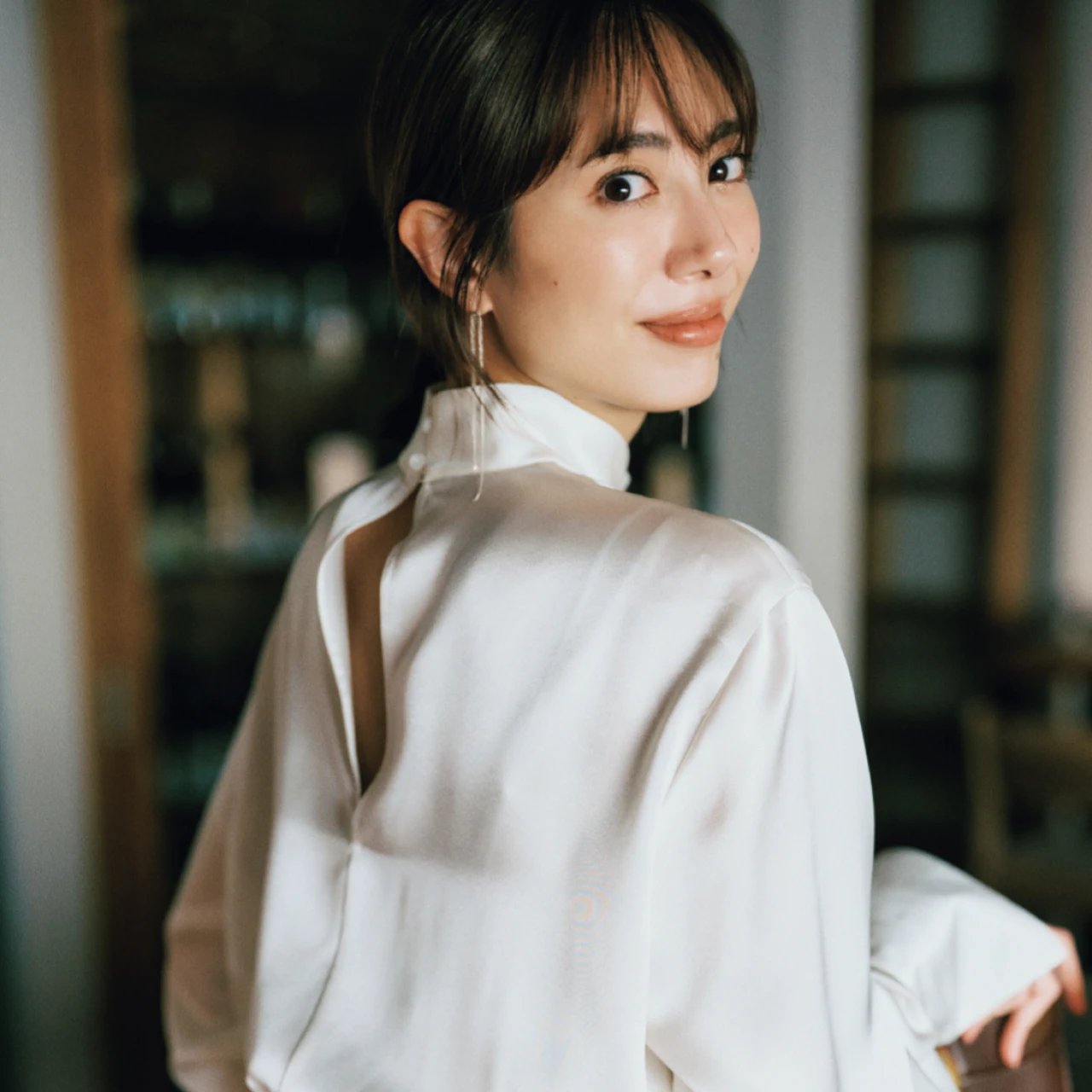 「大人の肌見せ」のさじ加減って? スマートな色気を出す“背中見せ”の取り入れ方