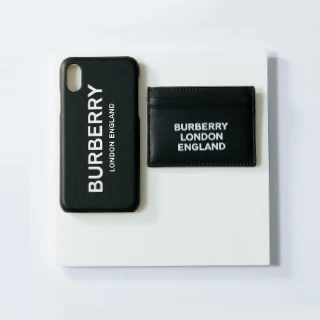 【BURBERRY】ユニセックスデザインは彼へのプレゼントにも♡ スモールレザーグッズ③