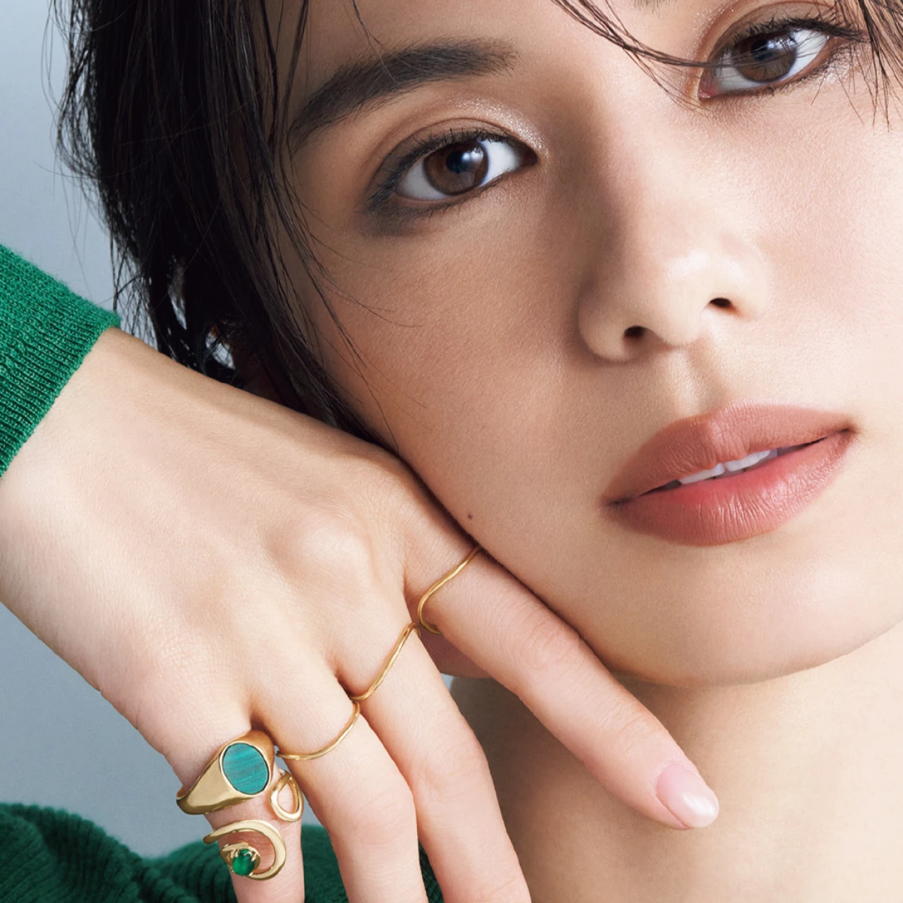 【旬リング、重ねづけの最適解】“色石リング”は色調をそろえてリズミカルに彩りを