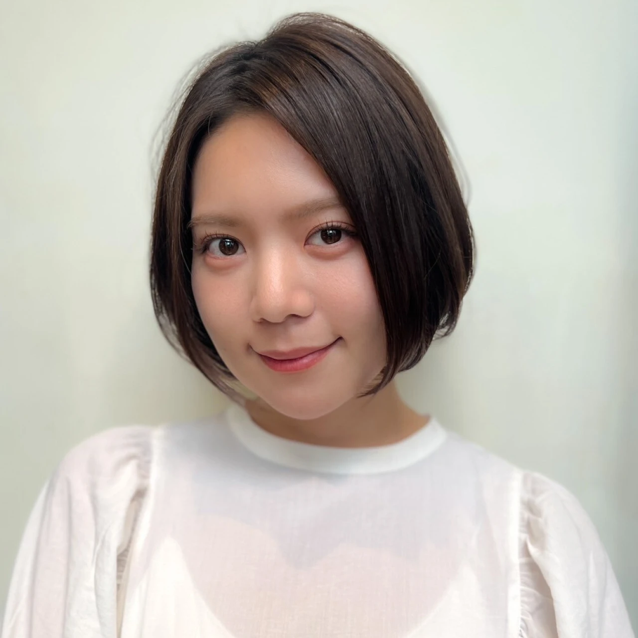 【ショートボブ・30代～40代大人の髪型】初夏の軽やか好感度へア①ひし形レイヤーショートボブ