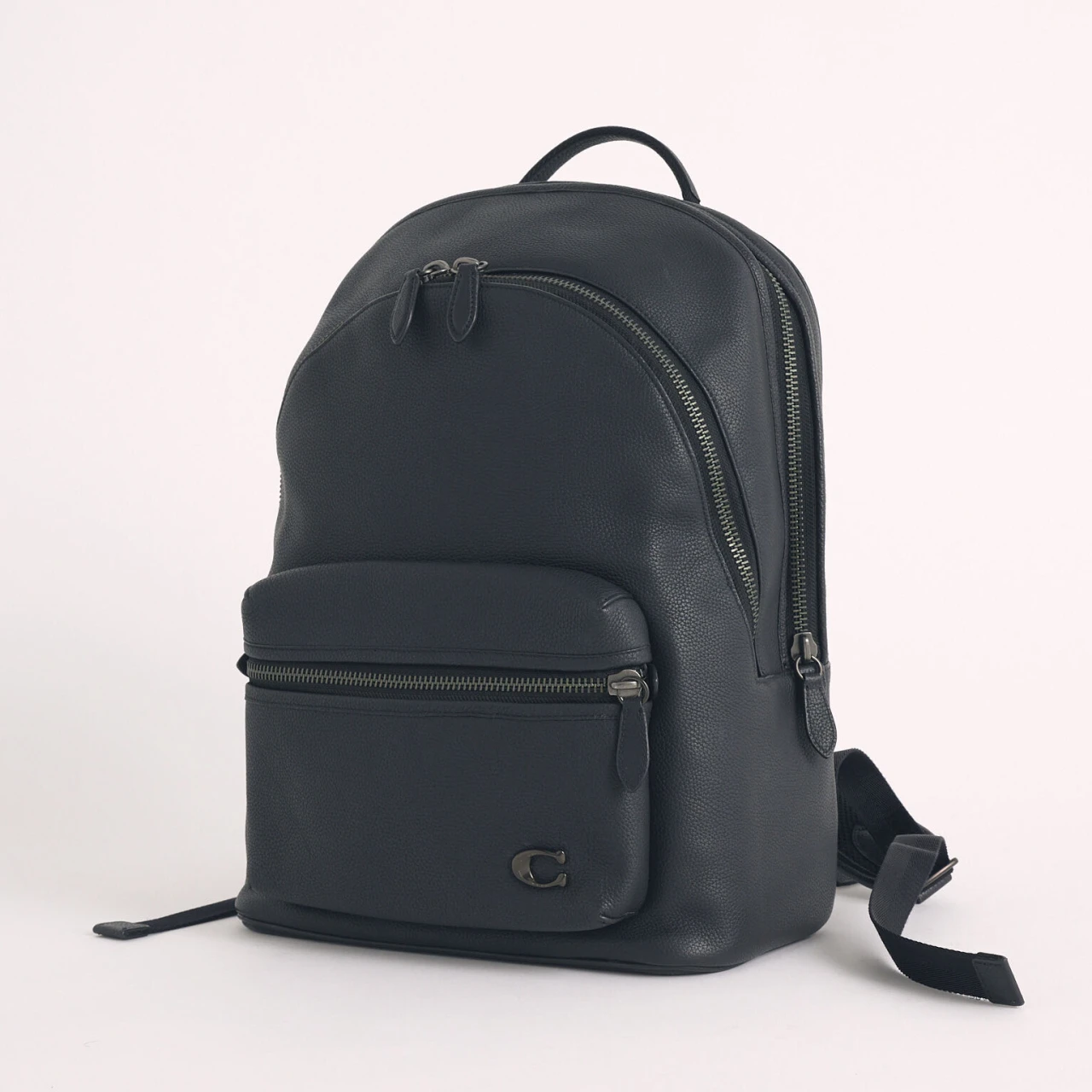 「コーチ」のリュックは上質なレザー製だからきれいめ派の通勤にぴったり!【優秀通勤リュック】