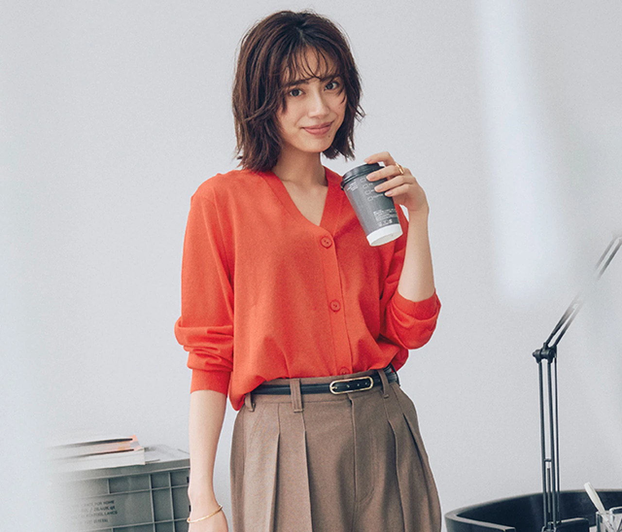 【涼しい通勤ワイドパンツ】プロが厳選！ ミラ オーウェンの“冷感脚長パンツ”が夏のシンプルコーデを格上げしてくれる