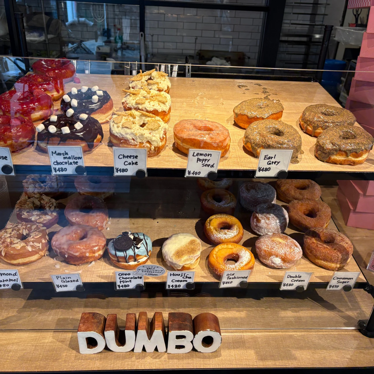 【自由が丘カフェ】ピンクが可愛い「DUMBO」でNYスタイルのもちもちドーナツとコーヒーを堪能