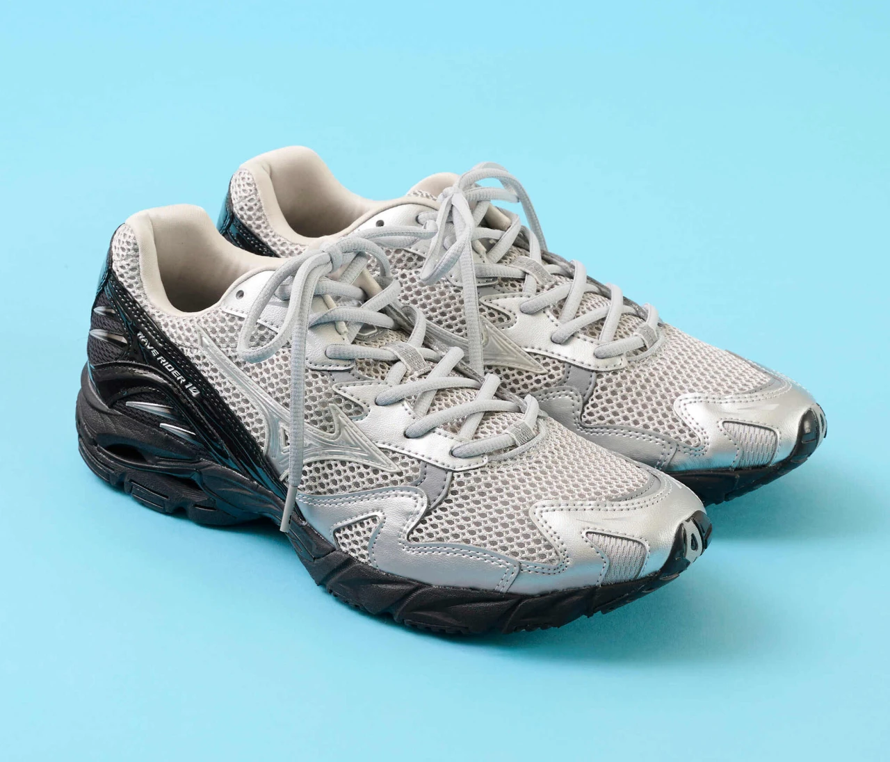 【ミズノ】シルバー×黒スニーカーで装いをキレよく鮮度UP！【きれいめ派の通勤・休日スニーカー】