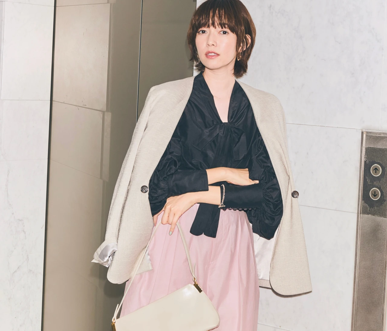 【ジャケットコーデ】甘ブラウスにさらりと肩かけしてセンシュアルなムードに【BAILA今日のコーデ】