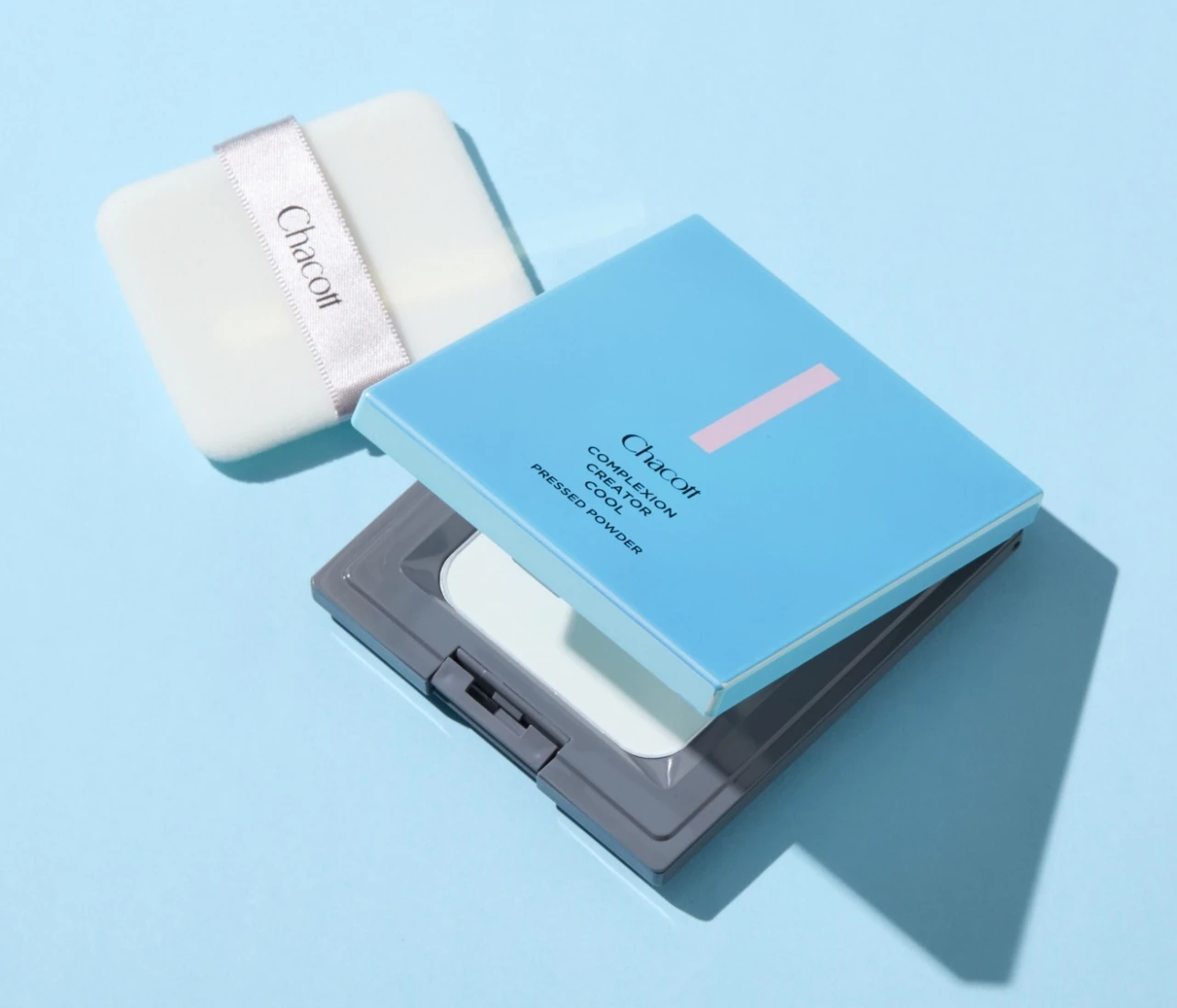 【チャコット】大ヒットパウダーに夏限定クールタイプ登場。ひんやり爽快、透明感アップも