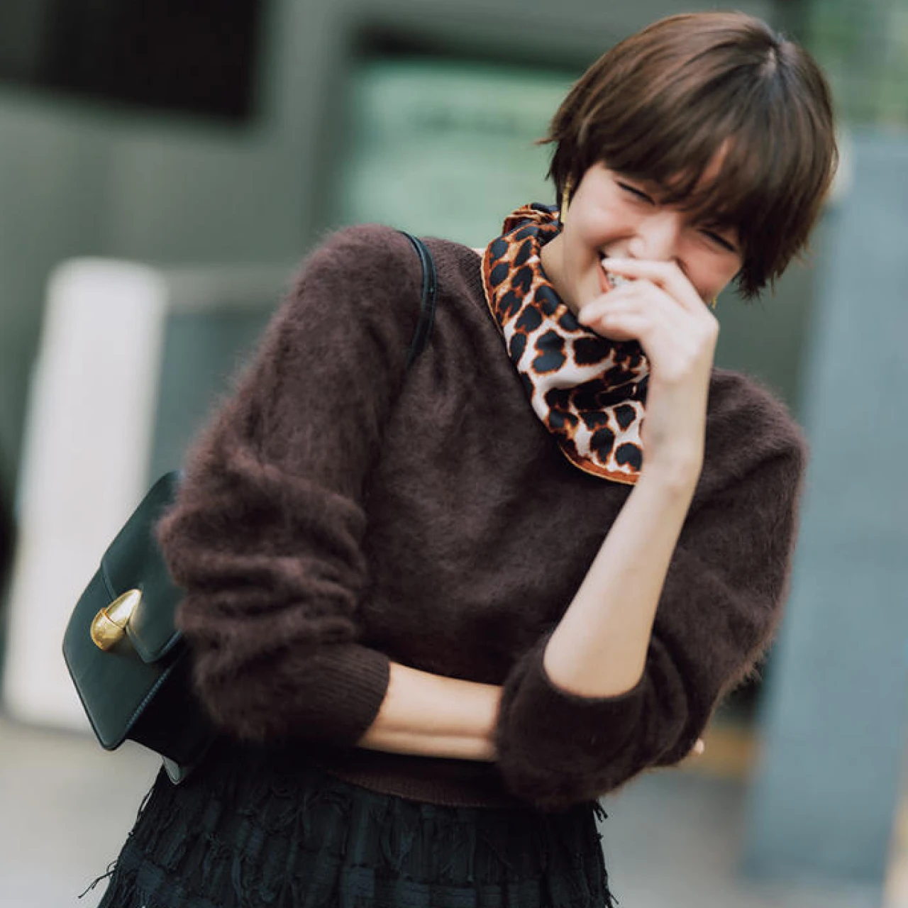 【2026年最旬！やわらか素材ニット7選】ベーシックカラーだから照れずに着られて“可愛げ”2割増し！