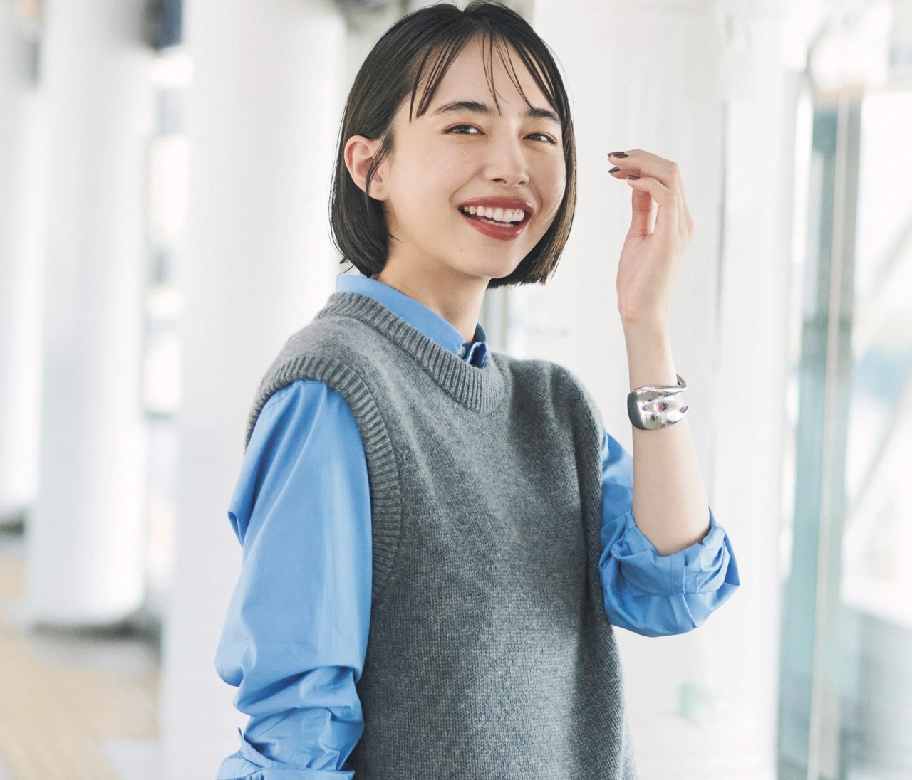 【ニットベストコーデ】レイヤードしても涼しくて軽やかなベストが通勤に最適【BAILA今日のコーデ】