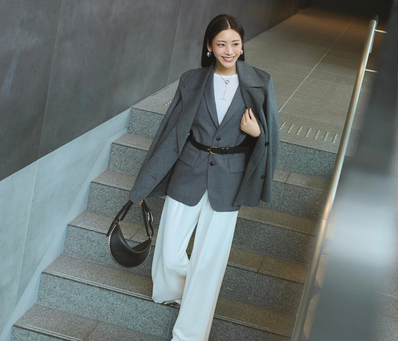 【ジレコーデ】アウターとの同系色レイヤードで奥行き感を【BAILA今日のコーデ】