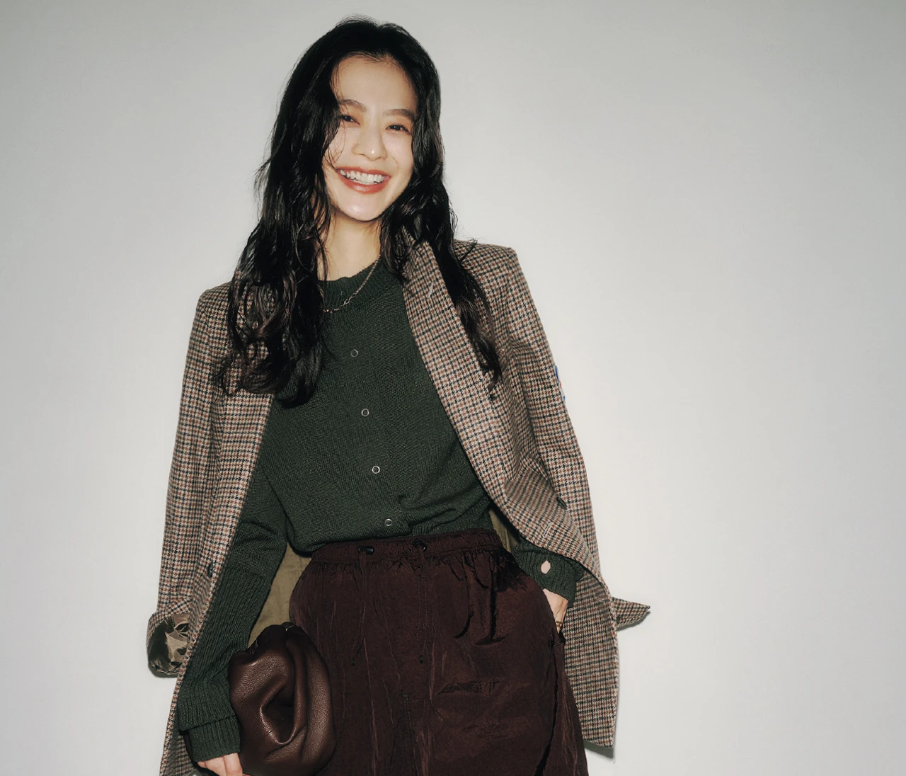 ON/OFFを秒で切り替え！ 光沢感で女を上げる「細身ジャケット×ゆるパンツ」コーデ2選