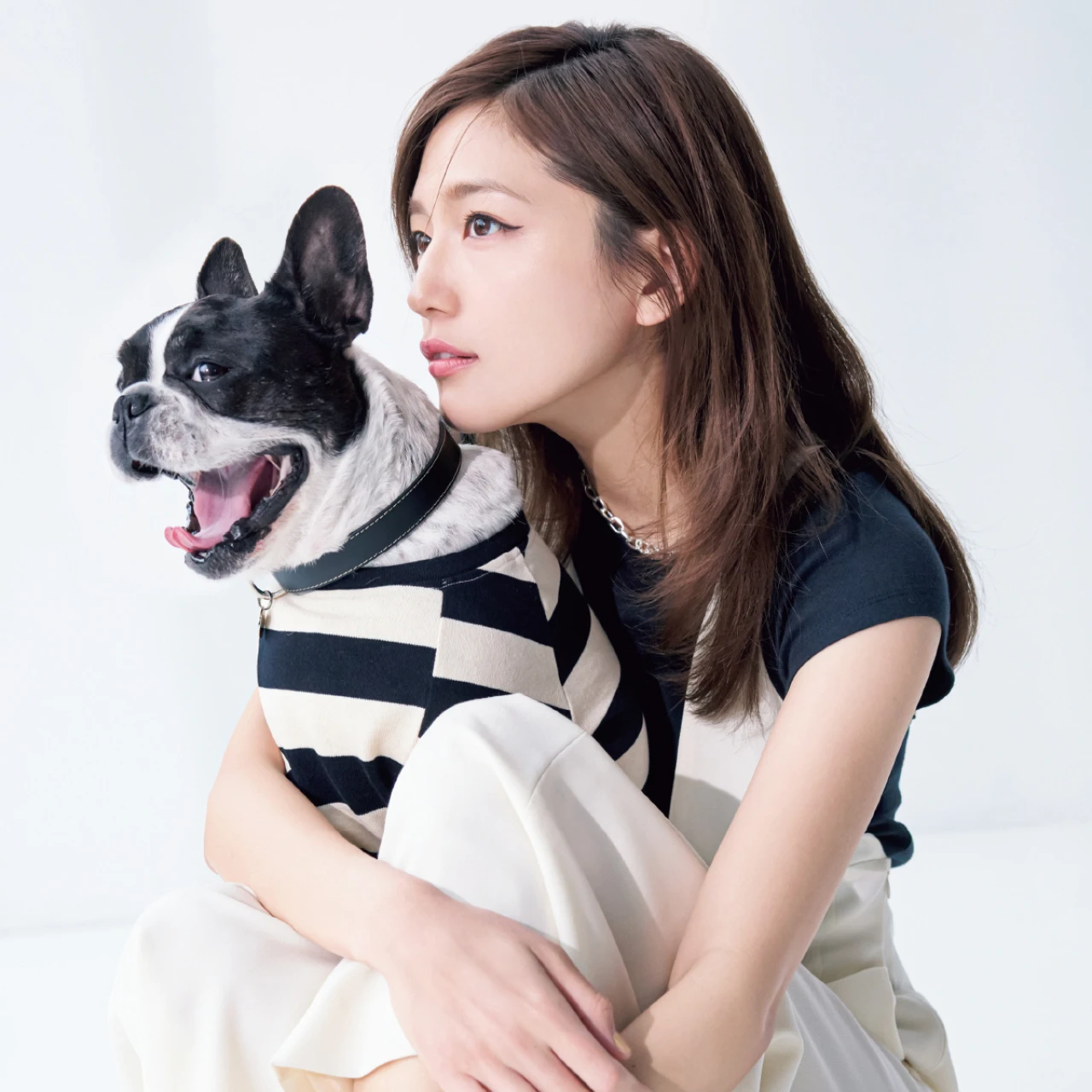 【 #川口春奈 と愛犬アムが共演】モノトーンでリンクさせたなフレンチ＆スポーティコーデ