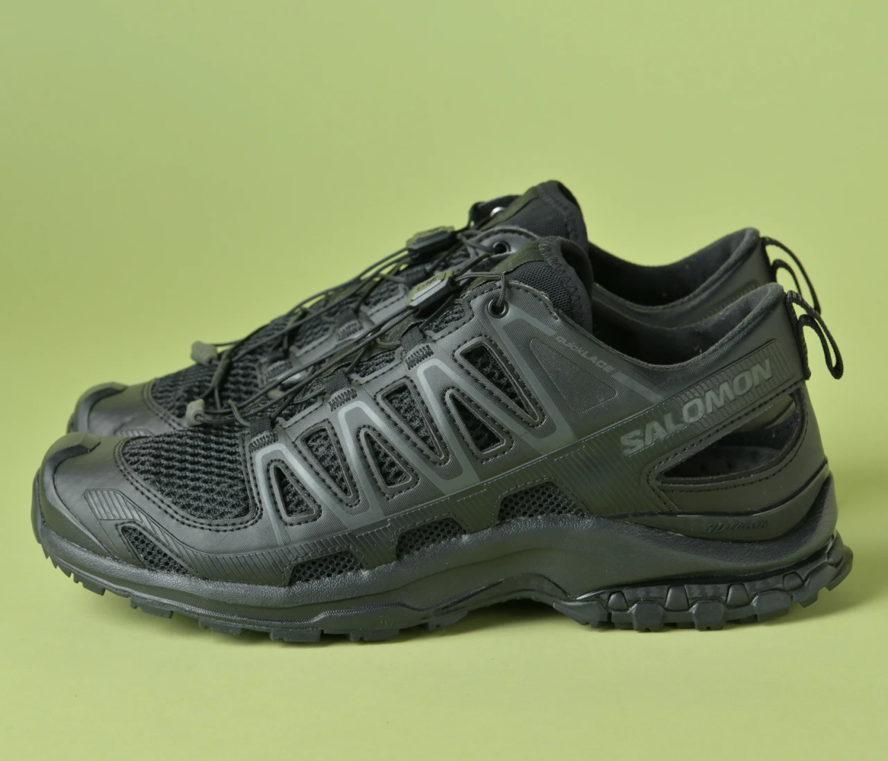 「サロモン」の「XA PRO 3D AMPHIB」は夏フェスなどのアウトドアシーンに最適！ 【きれいめ服に似合う黒スニーカー】