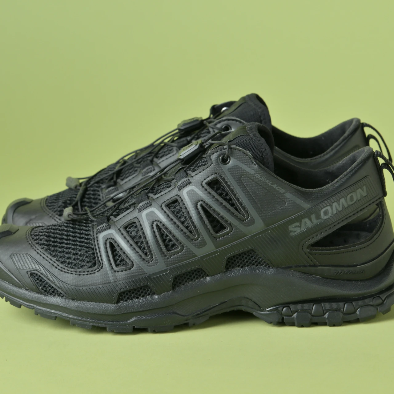 「サロモン」の「XA PRO 3D AMPHIB」は夏フェスなどのアウトドアシーンに最適！ 【きれいめ服に似合う黒スニーカー】
