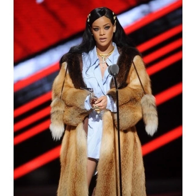 セレーナ&リアーナの、リブニットもシャツも普段着ONステージ