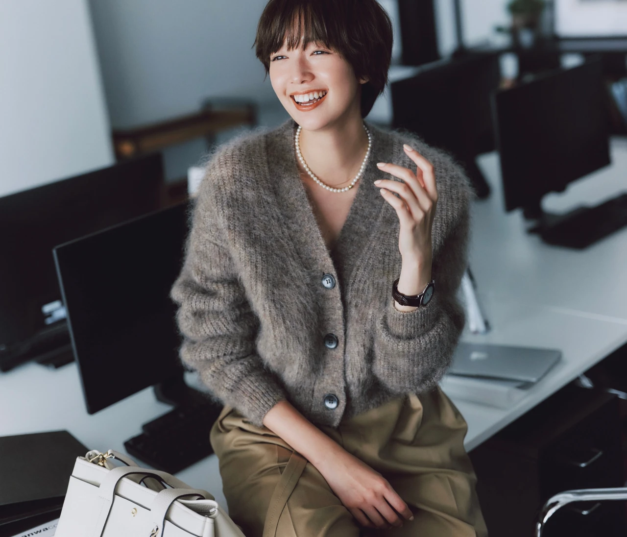 【ニットコーデ】柔和さ際立つモヘアカーディガンは一枚でスタイリッシュに着こなす【BAILA今日のコーデ】